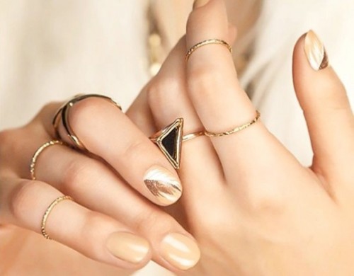 Fabulous Golden Manicure Ideas To Try Now