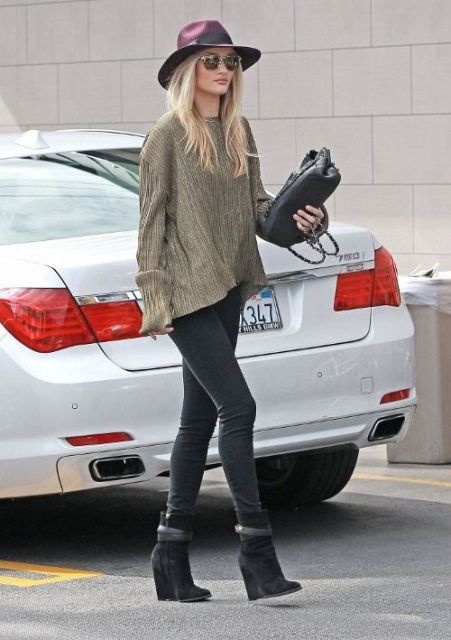 an oversized metallic top, black skinnies, black booties, a black clutch and a purple hat