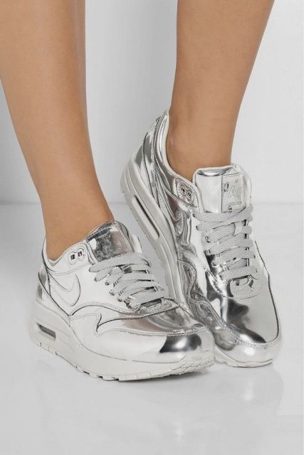Sexy Workout Outfits With A Metallic Touch