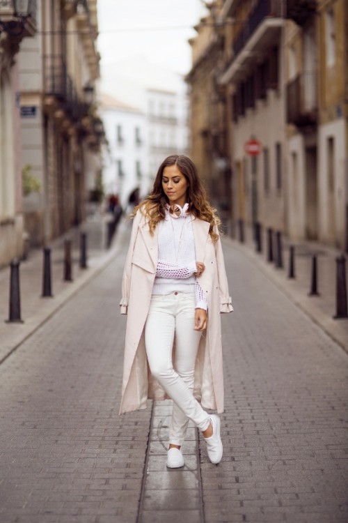 Pretty Ways To Transition Your White Jeans For Fall