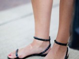 20 Trendy Flat Black Sandals For This Summer10