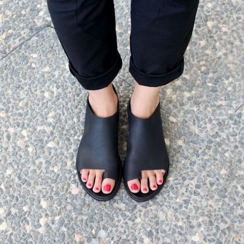 Trendy Flat Black Sandals For This Summer