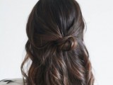 20-effortlessly-chic-vacation-hairstyles-to-recreate-4