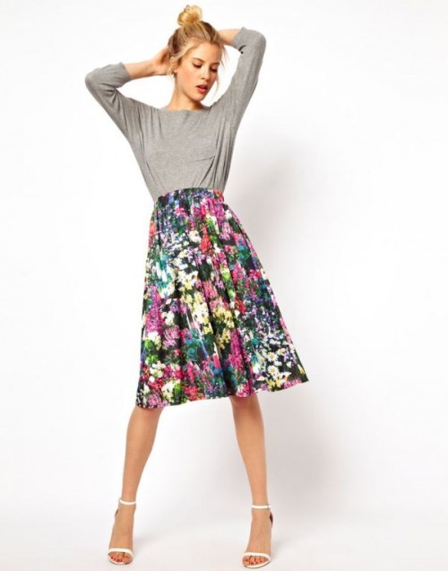 a grey top, a midi floral A-line skirt and white shoes for a simple and chic spring work outfit