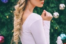 a long and volumetric fishtail braid descending from the side down is a col and catchy idea for many occasions