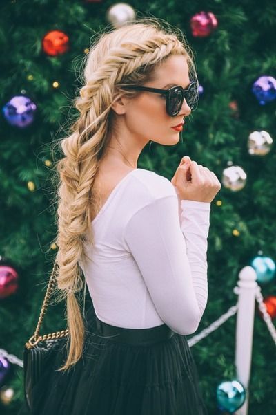 a long and volumetric fishtail braid descending from the side down is a col and catchy idea for many occasions
