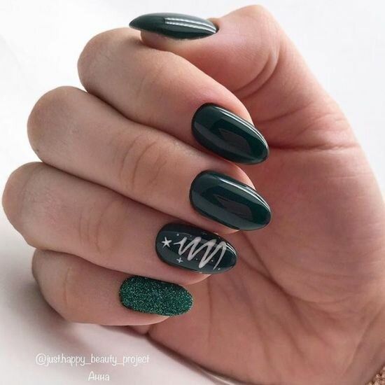 a dark green Christmas manicure with glossy and glitter nails and a Christmas tree swirl is amazing
