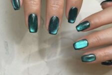 emerald velvet nails will be a fantastic statement for Christmas, they will add a soft touch to your look with a traditional Christmassy color