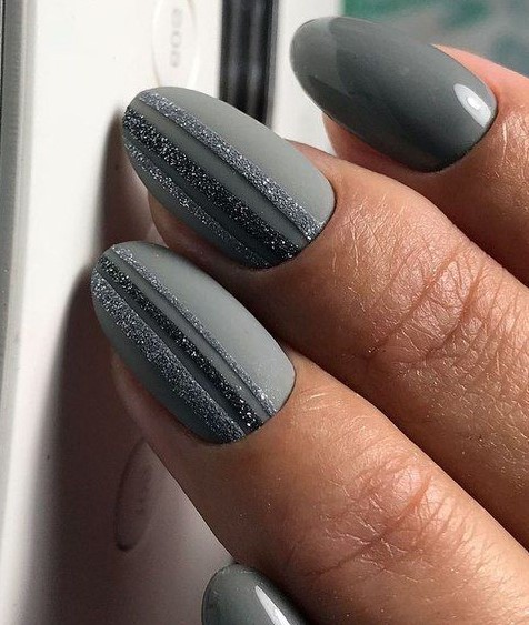 graphite grey nails with two matte ones decorated with glitter stripes look very chic and very bold