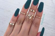 matte emerald nails are a chic idea for a hot and trendy look at Christmas, this traditional color will be amazing