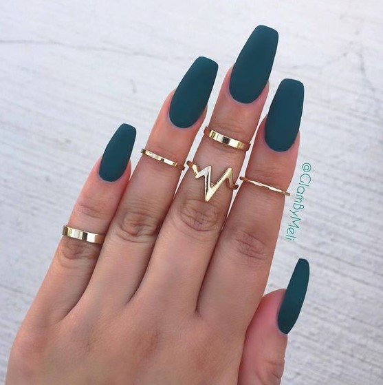 matte emerald nails are a chic idea for a hot and trendy look at Christmas, this traditional color will be amazing