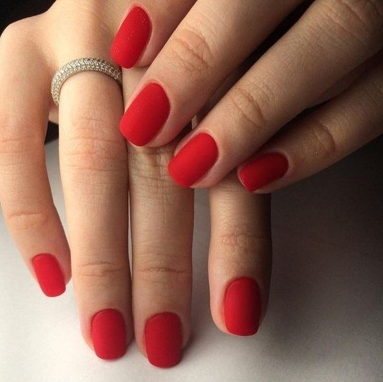 matte red nails are a hot and trnedy alternative to a usual red manicure, they look amazing at Christmas
