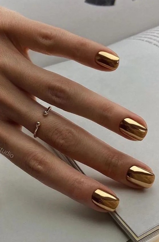shiny glam gold wedding nails will be a perfect idea for a girl who wants to add a shiny touch to the look