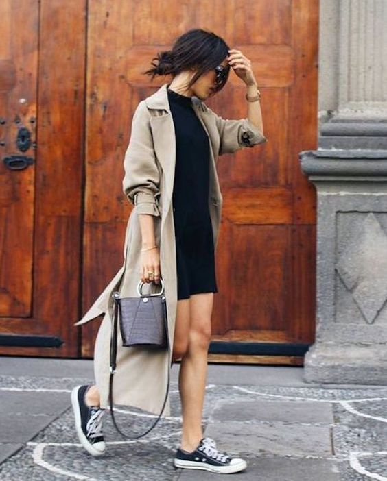 a grey midi trench with a classic collar is a stylish idea with a slight 90s feel