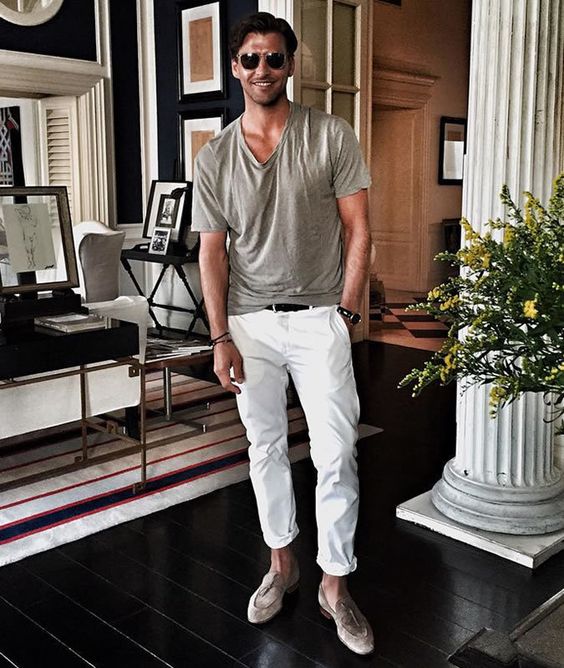 a grey tee, white jeans and grey moccasins are a great combo for rocking during your summer vacation