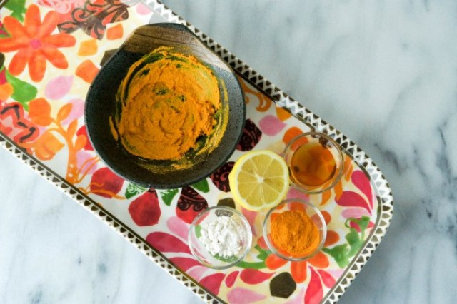 Picture Of diy turmeric and honey mask for exfoliating  1
