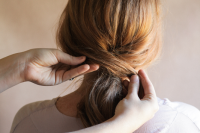 5-minute-diy-low-pony-hairdo-for-the-upcoming-holidays-5