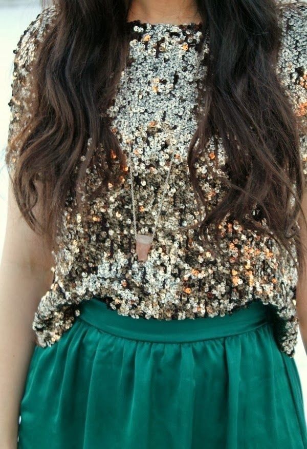 a gold sequin top, an emerald skirt and a necklace are all you need to create a lovely Christmas party look