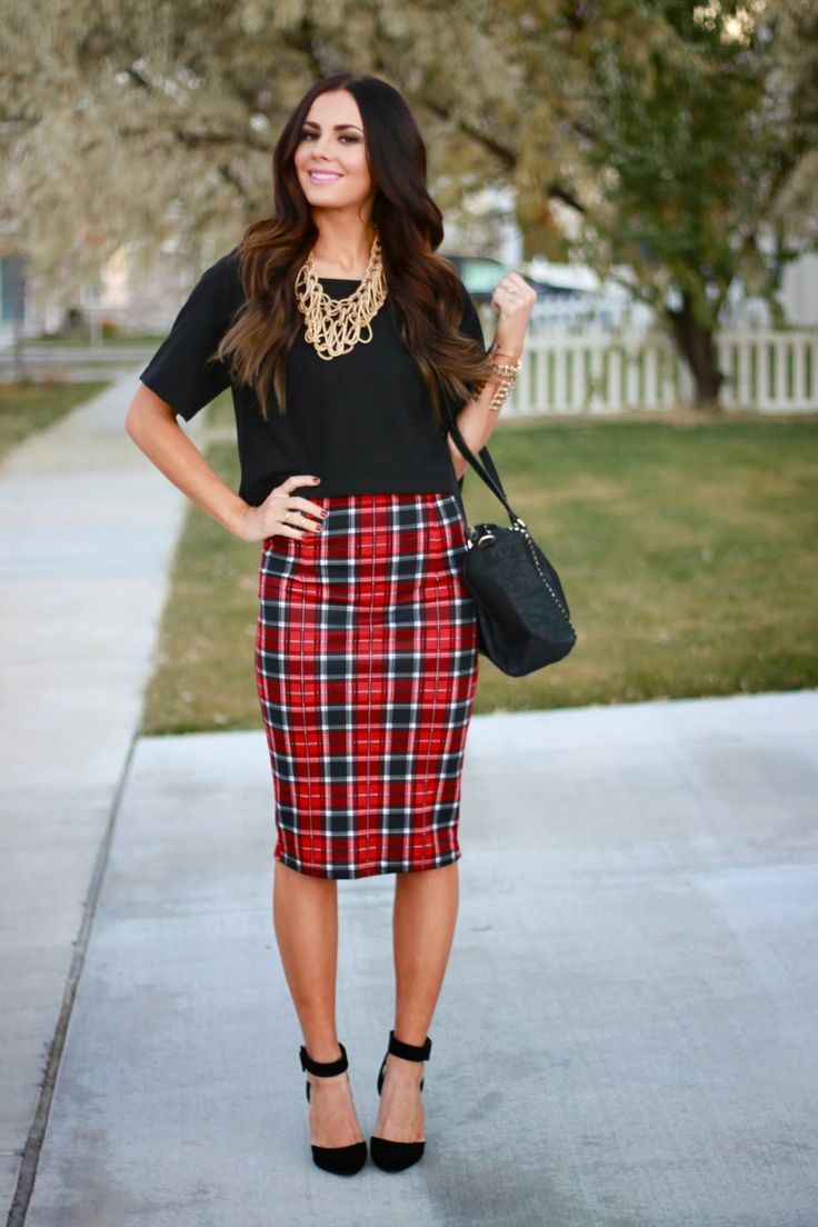 a bold and chic Christmas party look with a black t-shirt, a red plaid pencil midi, black shoes, a black bag and a gold chain necklace
