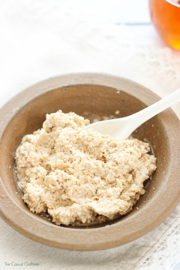 Exfoliating DIY Oats And Honey Face Mask
