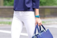 a navy oversized sweatshirt with white skinnies, navy heels and a navy bag is a classic monochromatic look