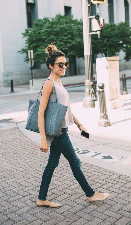 a grey sleeveless top, navy skinnies, blush flats, a grey tote is a perfectly comfortable look you can rock