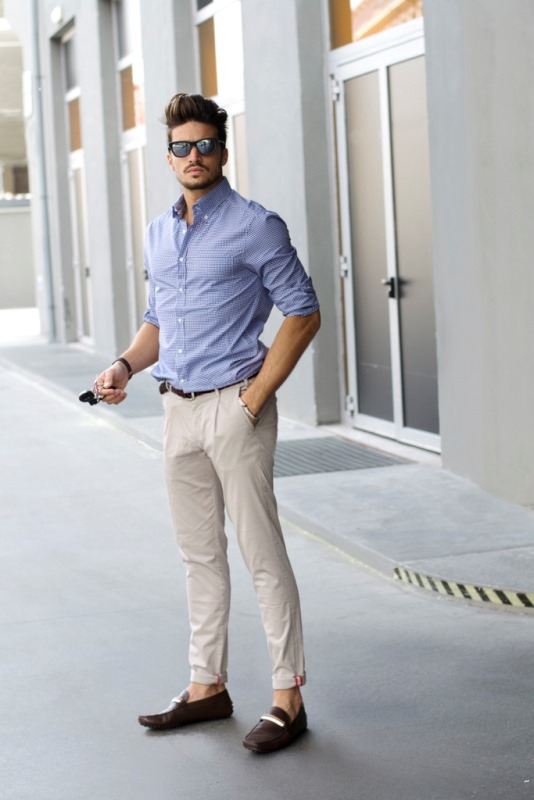 a blue printed summer shirt, neutral pants, brown moccasins for a relaxed and simple summer look