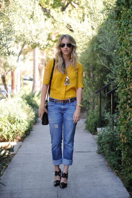 Look with low-slung jeans and colorful blouse