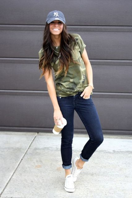 Outfit with baseball cap and cuffed jeans