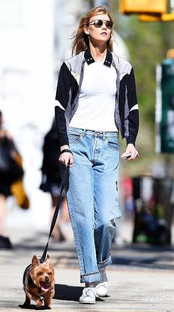 Outfit with cuffed low-slung jeans and sporty jacket
