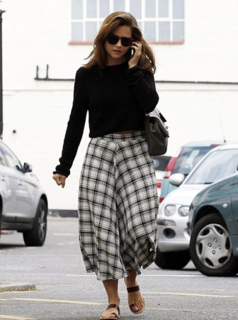 Look with checked midi skirt, sweatshirt and flat sandals