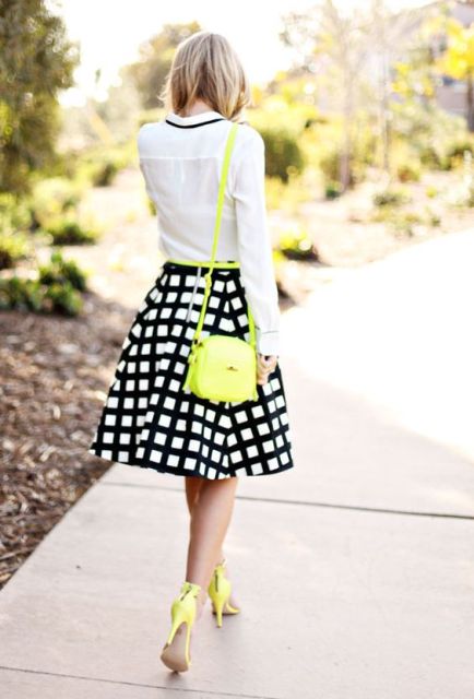 Look with checked skirt and bright accessories