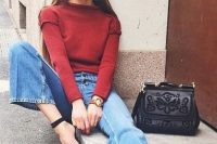 Look with cropped flared jeans and sweatshirt