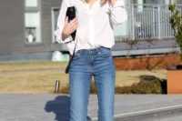 Look with cropped flared jeans, classic white shirt and printed shoes