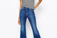 Look with cropped flared jeans, striped shirt and platform sandals