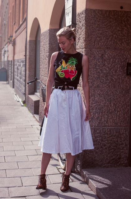 Look with fruit print t-shirt and white skirt