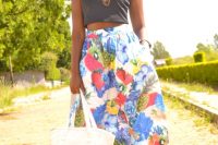 Look with midi fruit print skirt and crop top