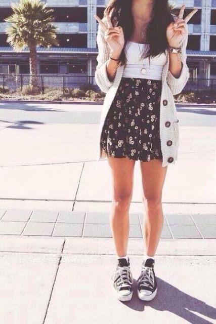 Look with skater skirt and sneakers