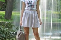 Look with skirt, printed t-shirt and sandals