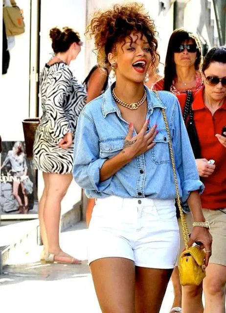 Look with shorts and denim shirt