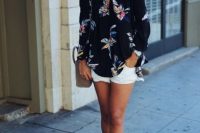 Look with white shorts and floral blouse