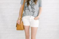 Outfit with white shorts and t-shirt