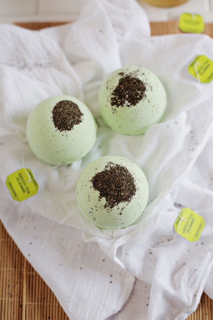DIY green tea lemon bath bombs (via styleoholic)