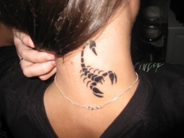 black contour on the back of the neck