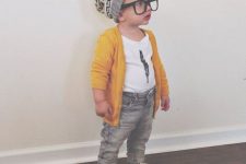 17 grey jeans, a printed tee and black sneakers with a yellow cardigan