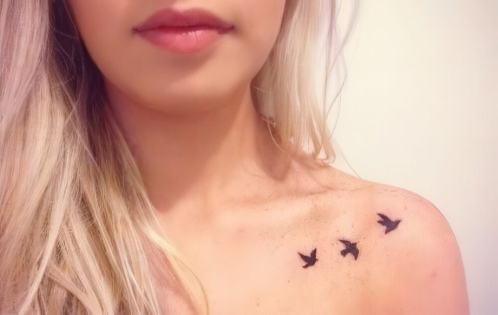 Minimalist tiny bird tattoo on the colarbone