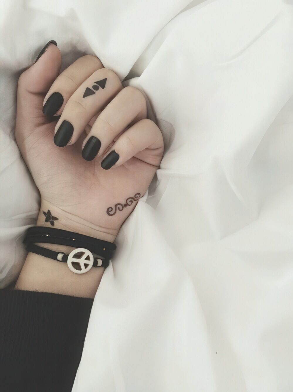 31 Small Hand Tattoos That Will Make You Want One - Styleoholic