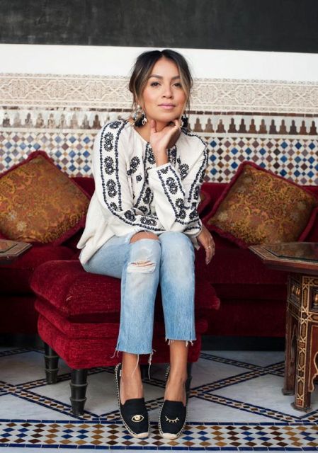 Boho chic look with embroidered blouse and jeans