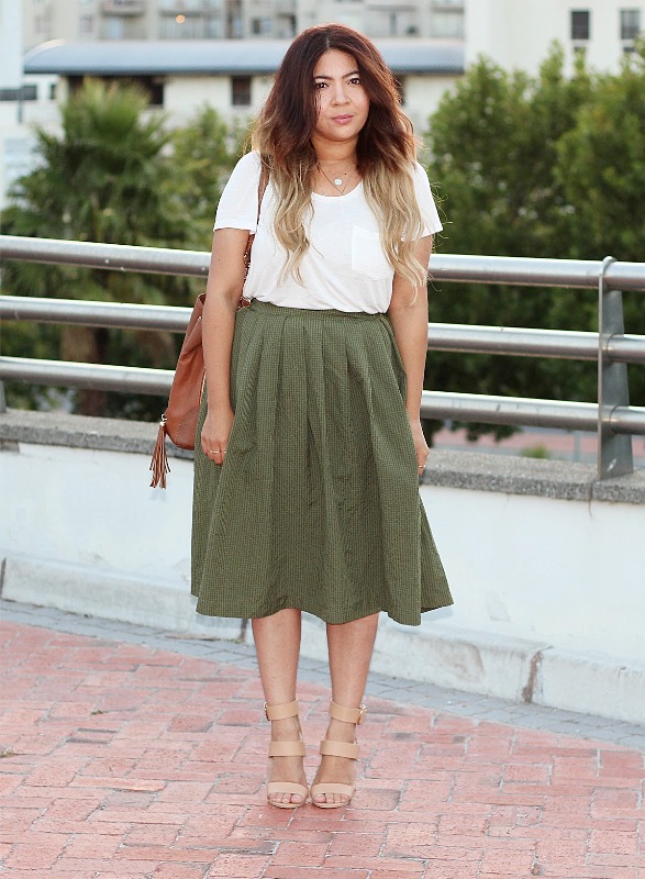 Cool look with midi skirt and white t-shirt