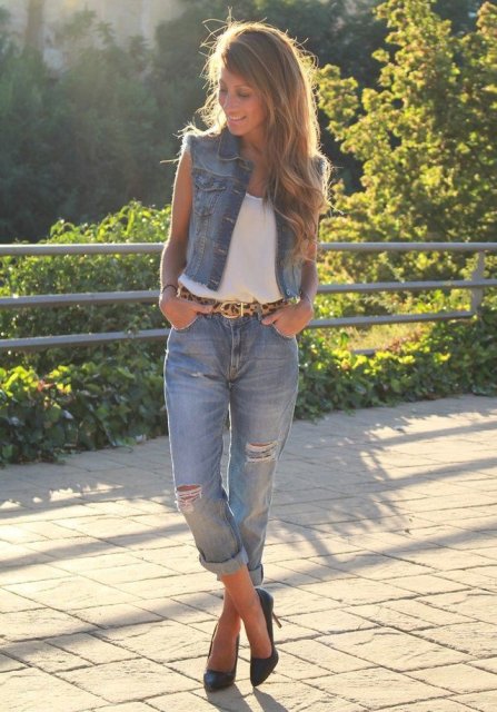 Look with cuffed jeans and vest